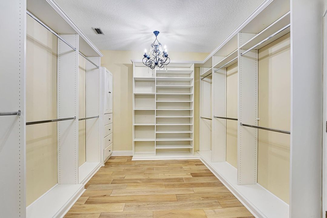 合同活跃: $1,949,000 (5 贝兹, 4 浴室, 4527 平方英尺)