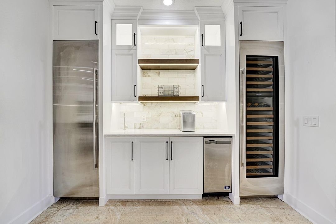 合同活跃: $1,949,000 (5 贝兹, 4 浴室, 4527 平方英尺)