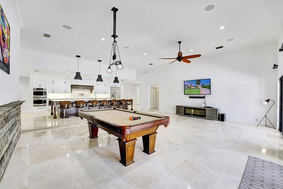 合同活跃: $1,949,000 (5 贝兹, 4 浴室, 4527 平方英尺)