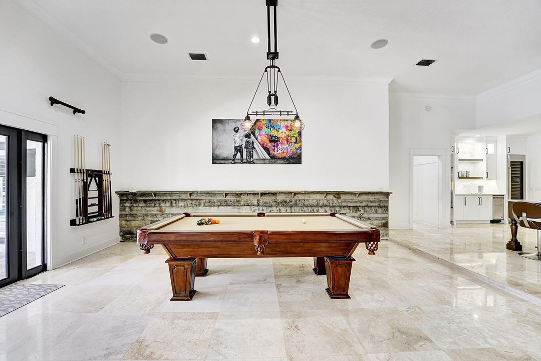 合同活跃: $1,949,000 (5 贝兹, 4 浴室, 4527 平方英尺)