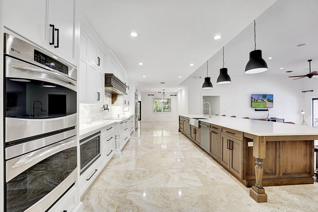 合同活跃: $1,949,000 (5 贝兹, 4 浴室, 4527 平方英尺)