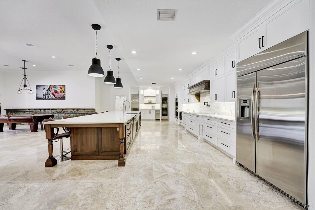 合同活跃: $1,949,000 (5 贝兹, 4 浴室, 4527 平方英尺)