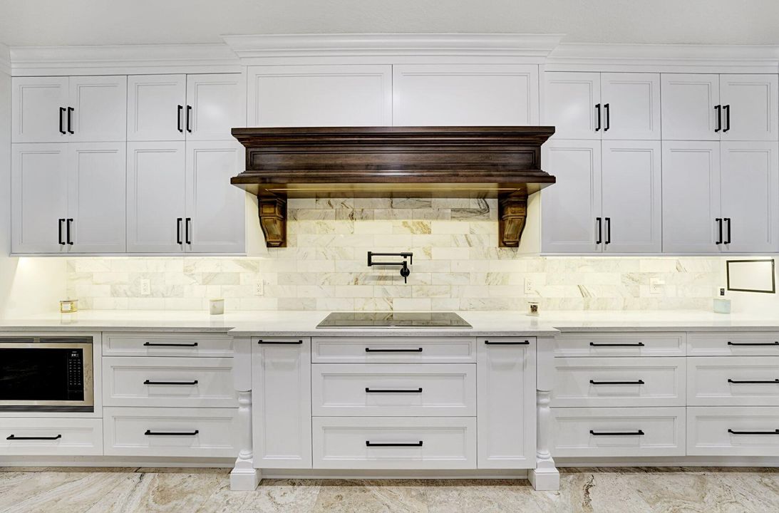 合同活跃: $1,949,000 (5 贝兹, 4 浴室, 4527 平方英尺)