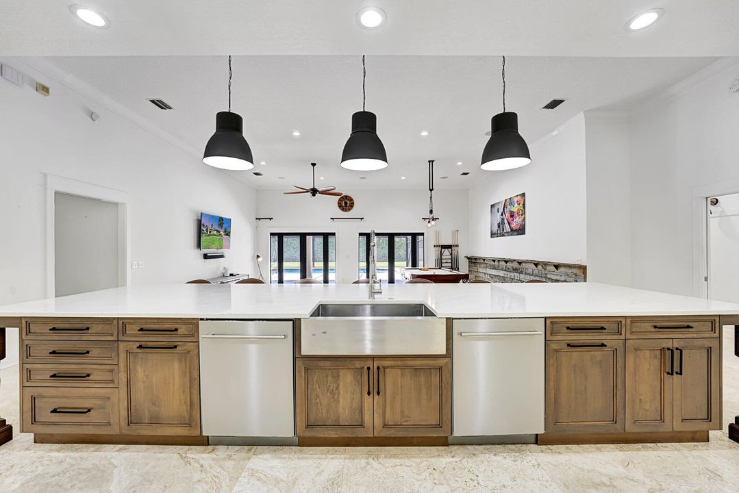 合同活跃: $1,949,000 (5 贝兹, 4 浴室, 4527 平方英尺)