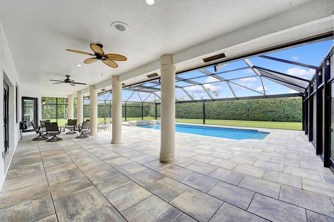 合同活跃: $1,949,000 (5 贝兹, 4 浴室, 4527 平方英尺)