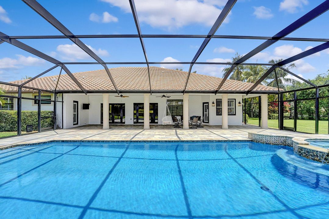 合同活跃: $1,949,000 (5 贝兹, 4 浴室, 4527 平方英尺)