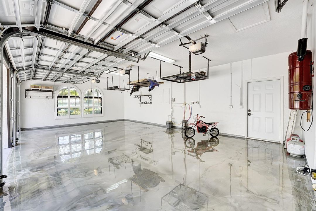 合同活跃: $1,949,000 (5 贝兹, 4 浴室, 4527 平方英尺)