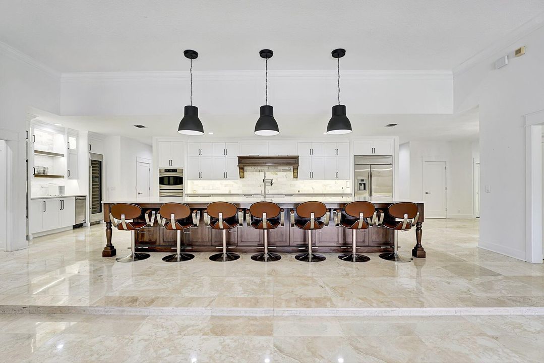 合同活跃: $1,949,000 (5 贝兹, 4 浴室, 4527 平方英尺)