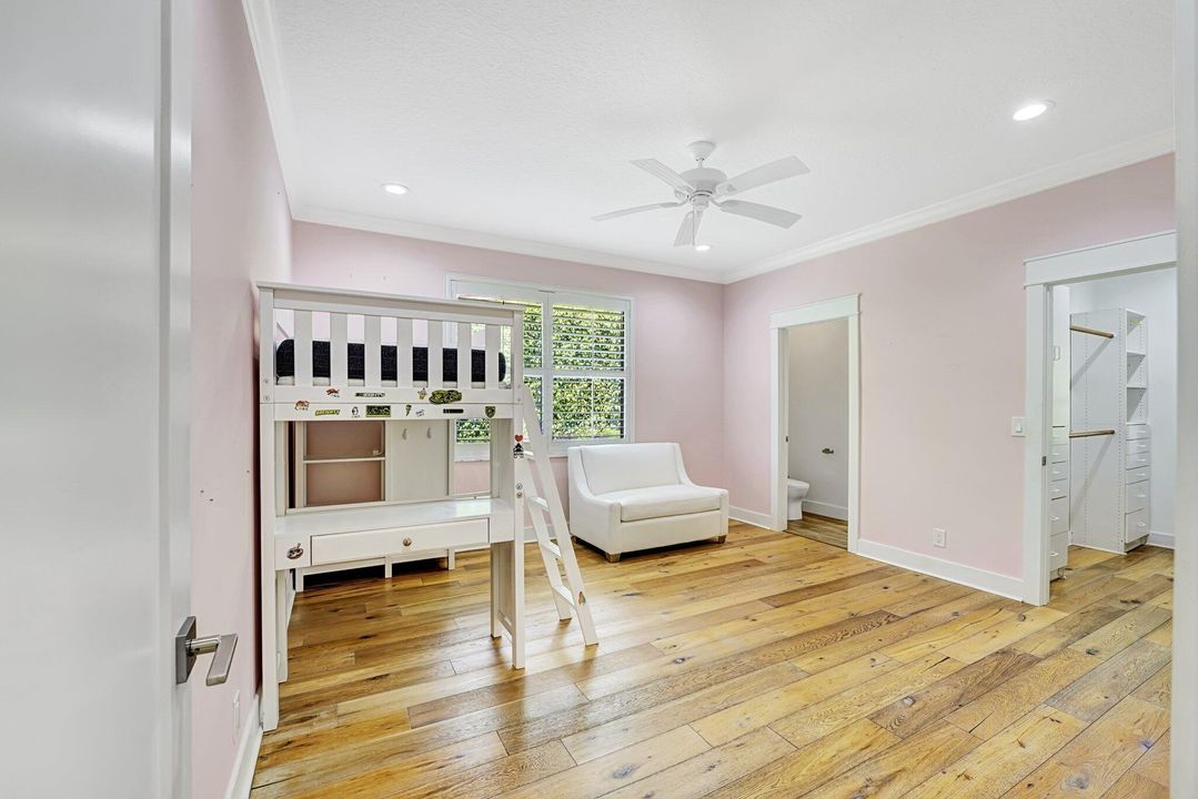 合同活跃: $1,949,000 (5 贝兹, 4 浴室, 4527 平方英尺)