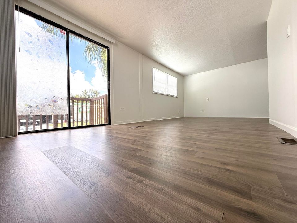 Active With Contract: $43,500 (3 beds, 3 baths, 1092 Square Feet)