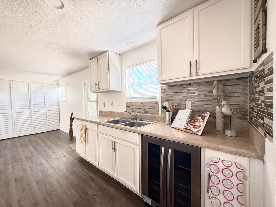 Active With Contract: $43,500 (3 beds, 3 baths, 1092 Square Feet)