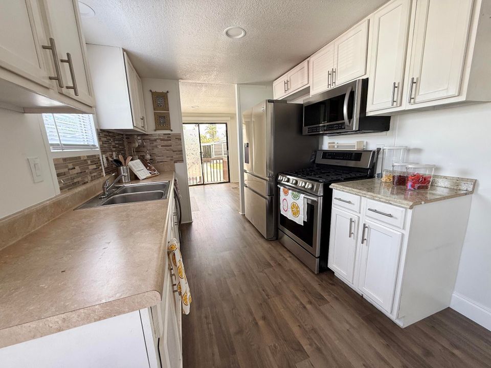 Active With Contract: $43,500 (3 beds, 3 baths, 1092 Square Feet)