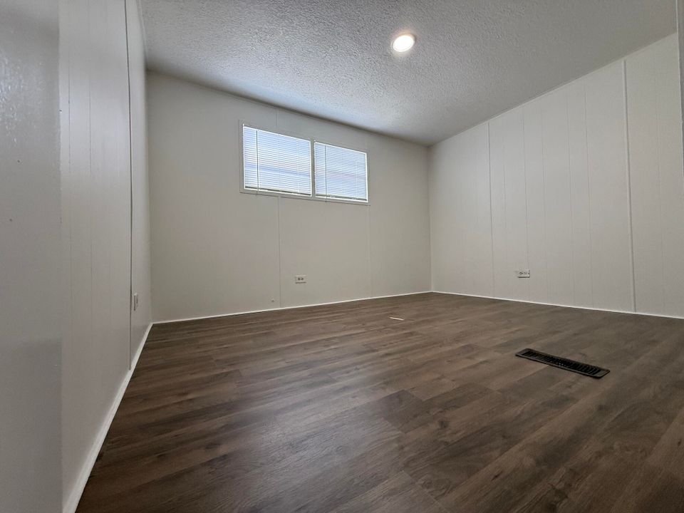 Active With Contract: $43,500 (3 beds, 3 baths, 1092 Square Feet)