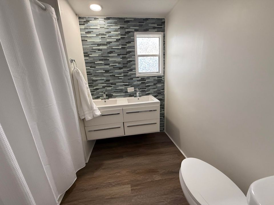 Active With Contract: $43,500 (3 beds, 3 baths, 1092 Square Feet)