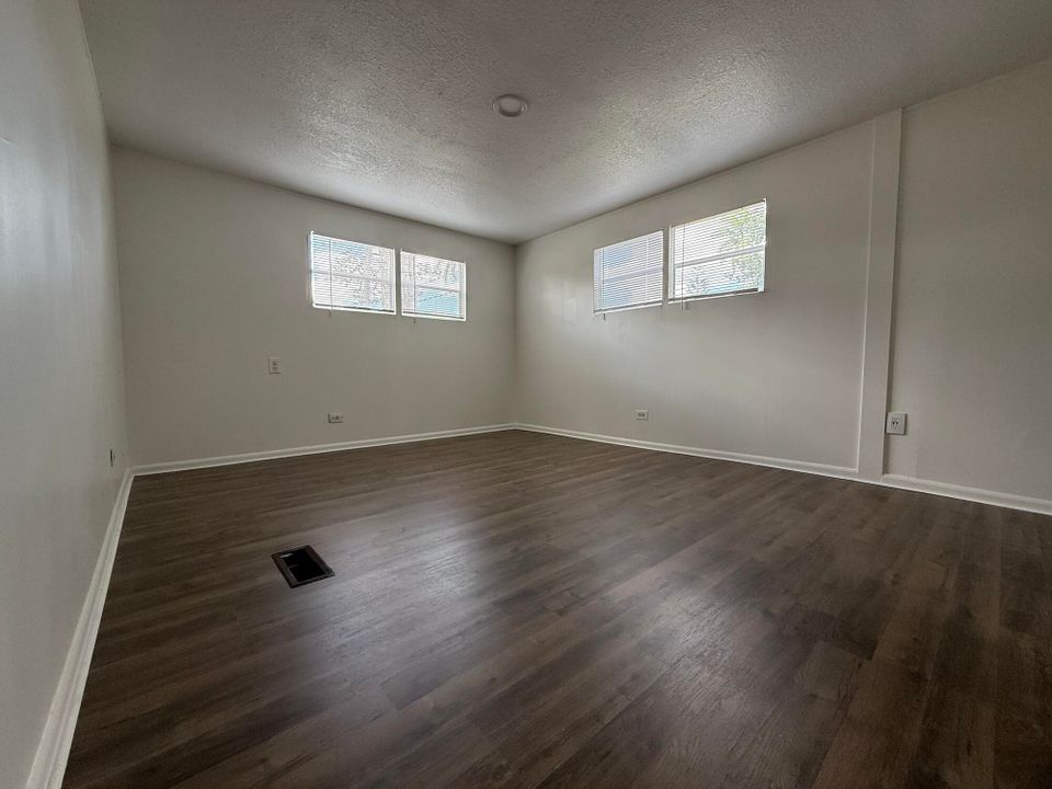 Active With Contract: $43,500 (3 beds, 3 baths, 1092 Square Feet)