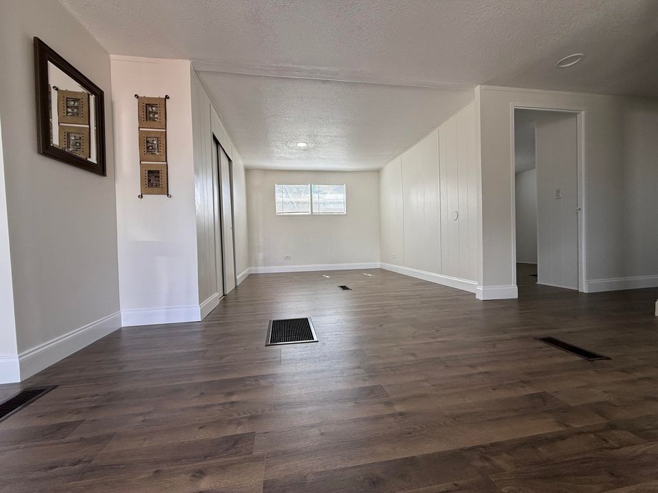 Active With Contract: $43,500 (3 beds, 3 baths, 1092 Square Feet)