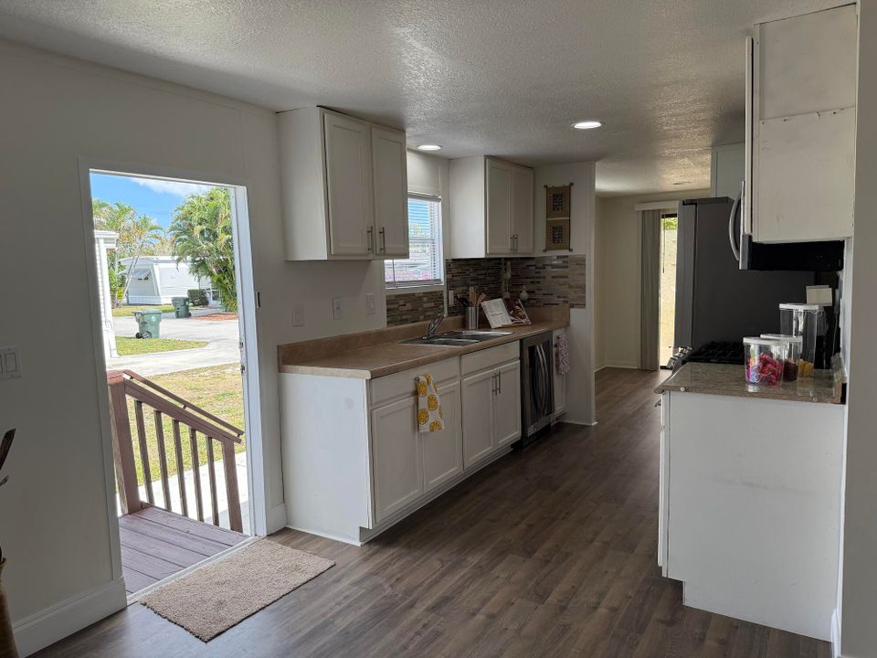 Active With Contract: $43,500 (3 beds, 3 baths, 1092 Square Feet)