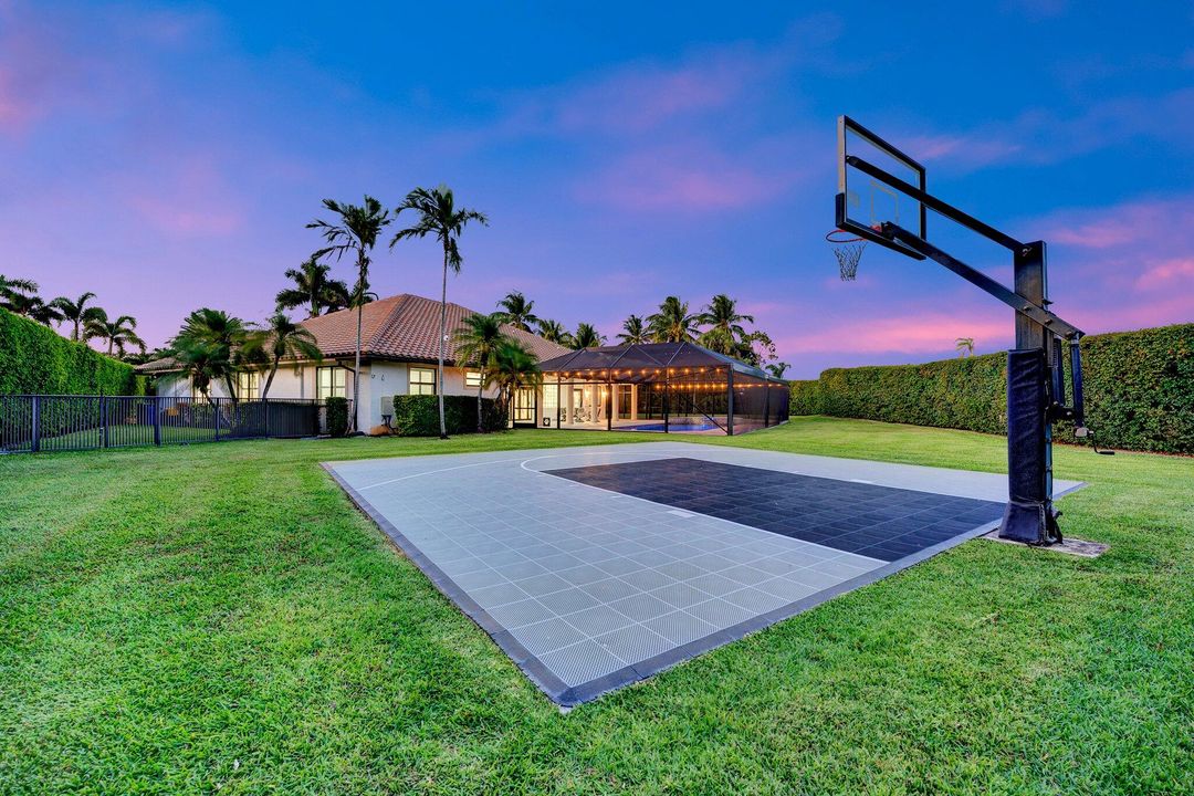 合同活跃: $1,949,000 (5 贝兹, 4 浴室, 4527 平方英尺)