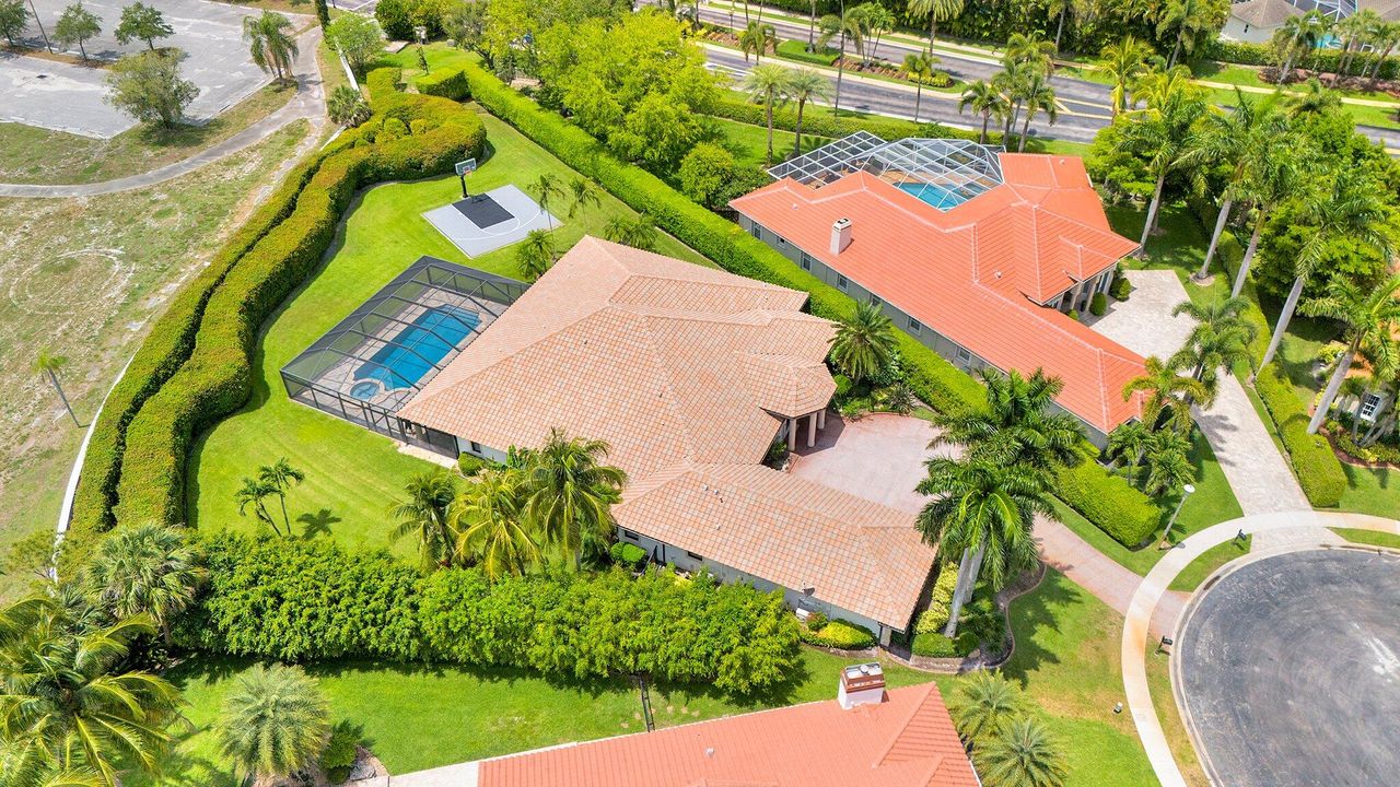 合同活跃: $1,949,000 (5 贝兹, 4 浴室, 4527 平方英尺)