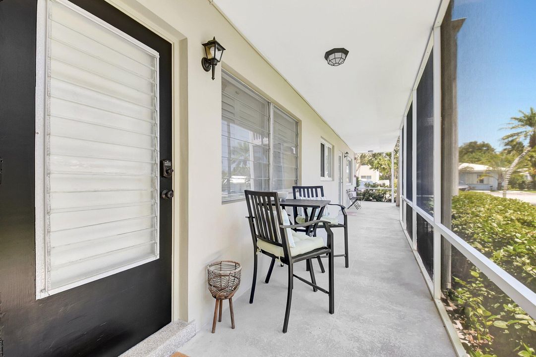 Active With Contract: $325,000 (1 beds, 1 baths, 644 Square Feet)
