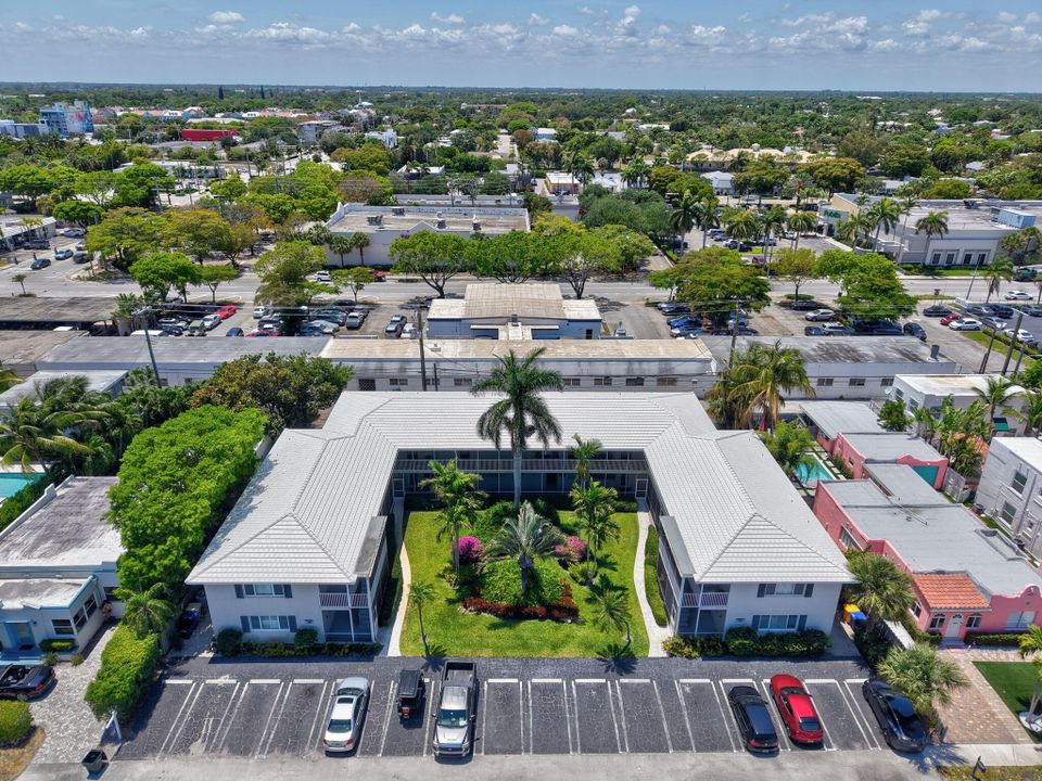 Active With Contract: $325,000 (1 beds, 1 baths, 644 Square Feet)