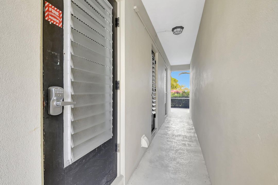 Active With Contract: $325,000 (1 beds, 1 baths, 644 Square Feet)
