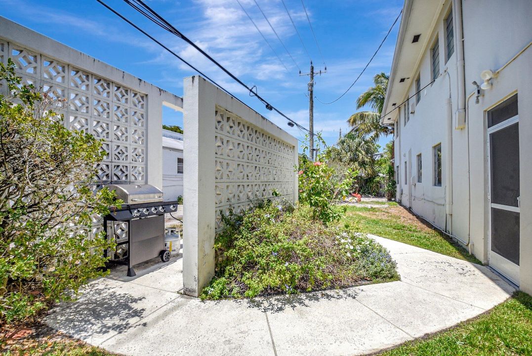 Active With Contract: $325,000 (1 beds, 1 baths, 644 Square Feet)