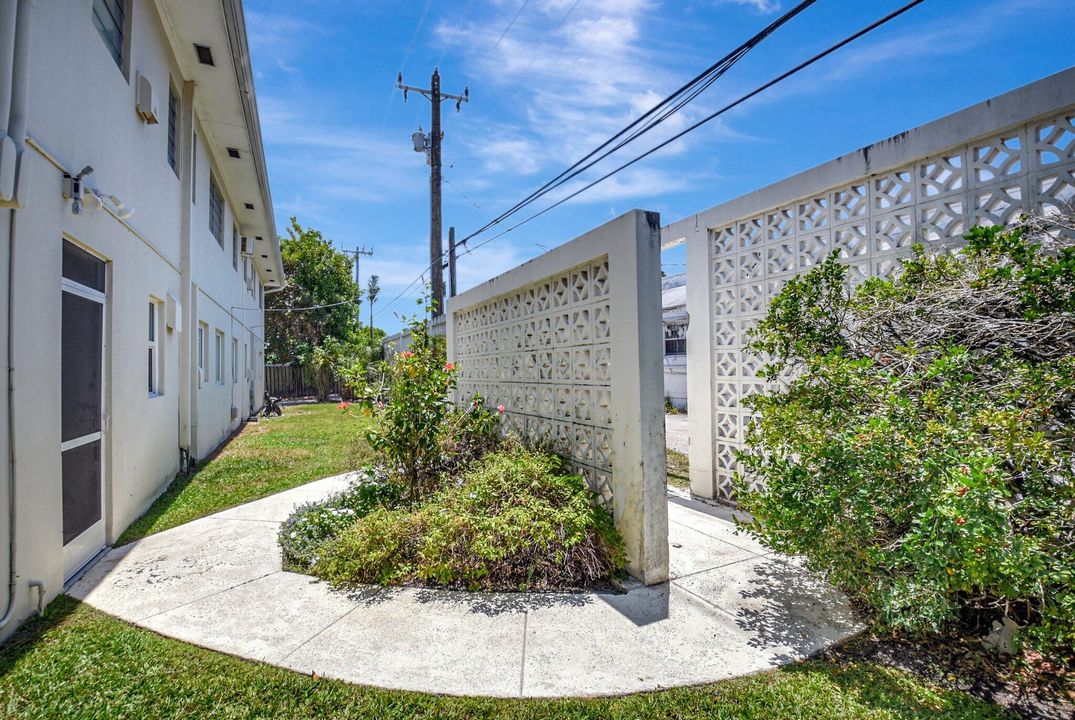 Active With Contract: $325,000 (1 beds, 1 baths, 644 Square Feet)