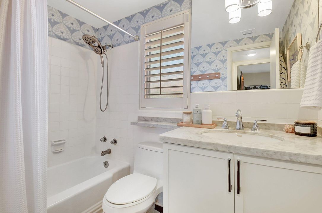 Active With Contract: $325,000 (1 beds, 1 baths, 644 Square Feet)