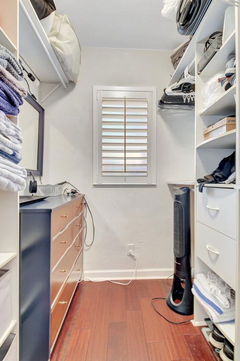 Active With Contract: $325,000 (1 beds, 1 baths, 644 Square Feet)