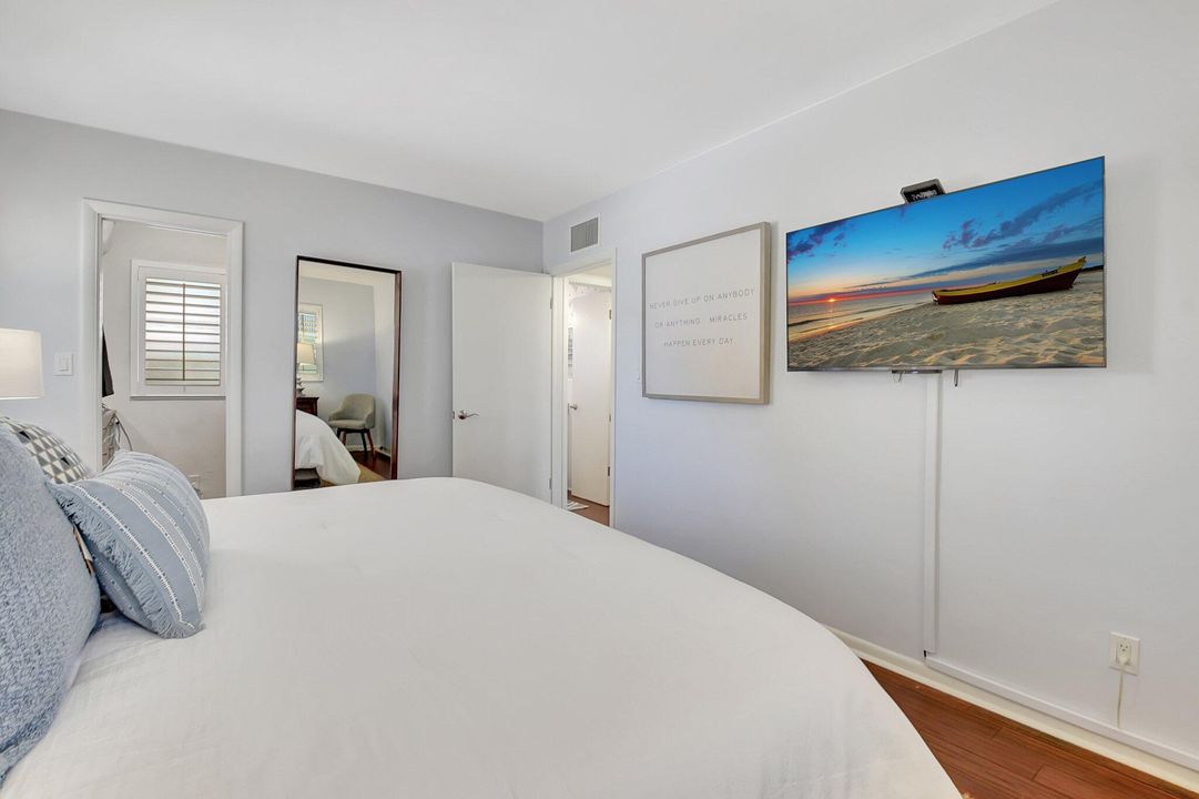 Active With Contract: $325,000 (1 beds, 1 baths, 644 Square Feet)