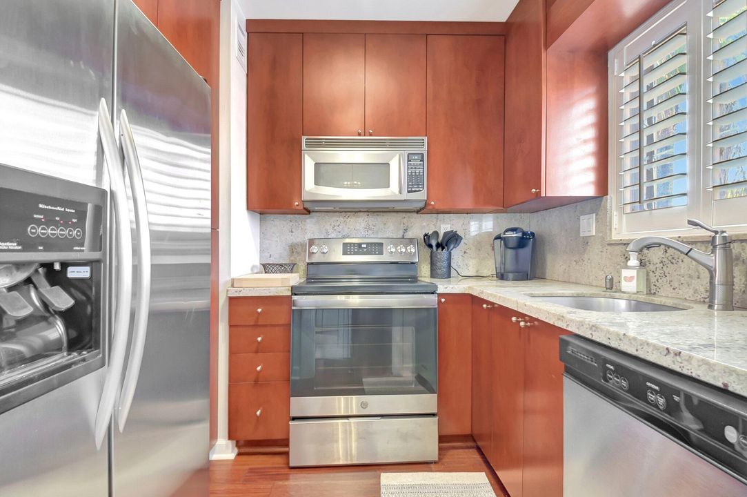 Active With Contract: $325,000 (1 beds, 1 baths, 644 Square Feet)