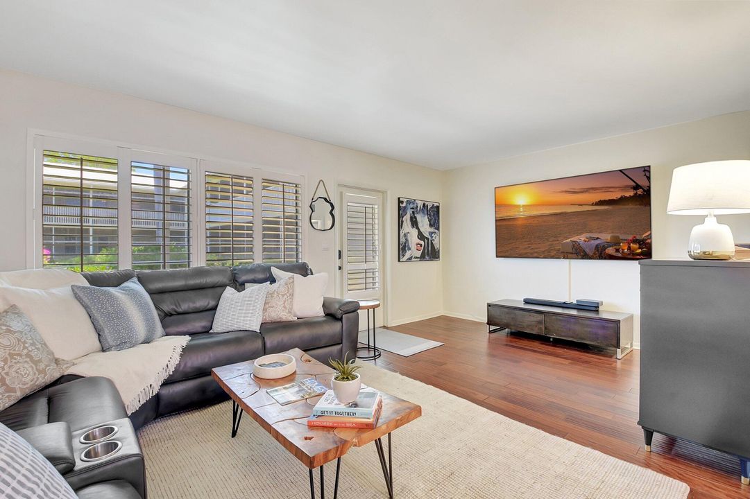 Active With Contract: $325,000 (1 beds, 1 baths, 644 Square Feet)