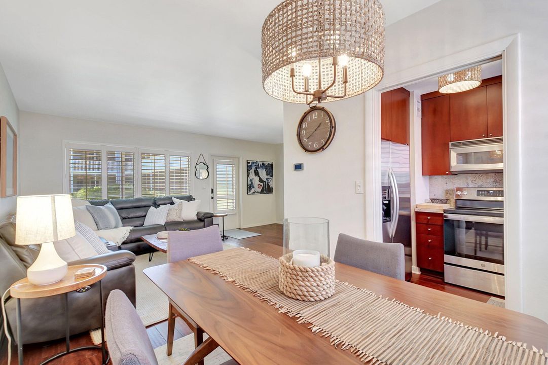 Active With Contract: $325,000 (1 beds, 1 baths, 644 Square Feet)