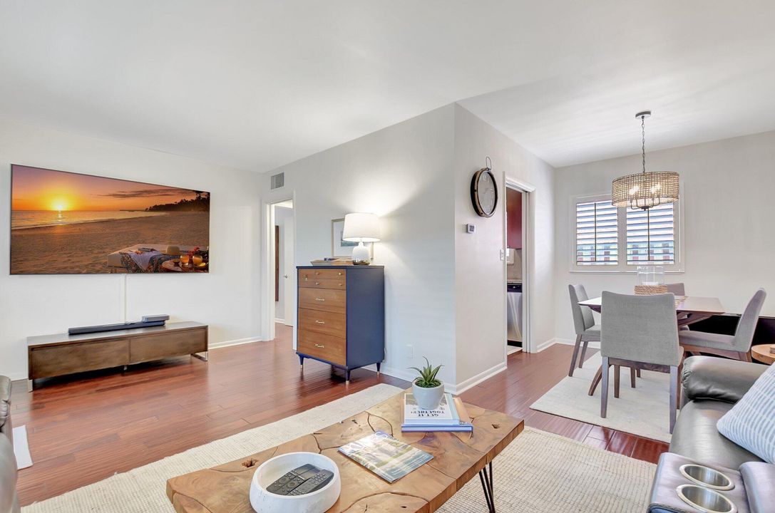 Active With Contract: $325,000 (1 beds, 1 baths, 644 Square Feet)