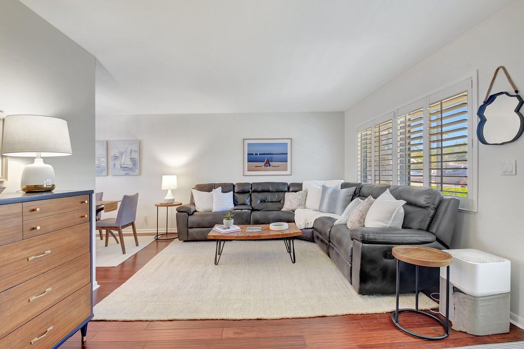 Active With Contract: $325,000 (1 beds, 1 baths, 644 Square Feet)