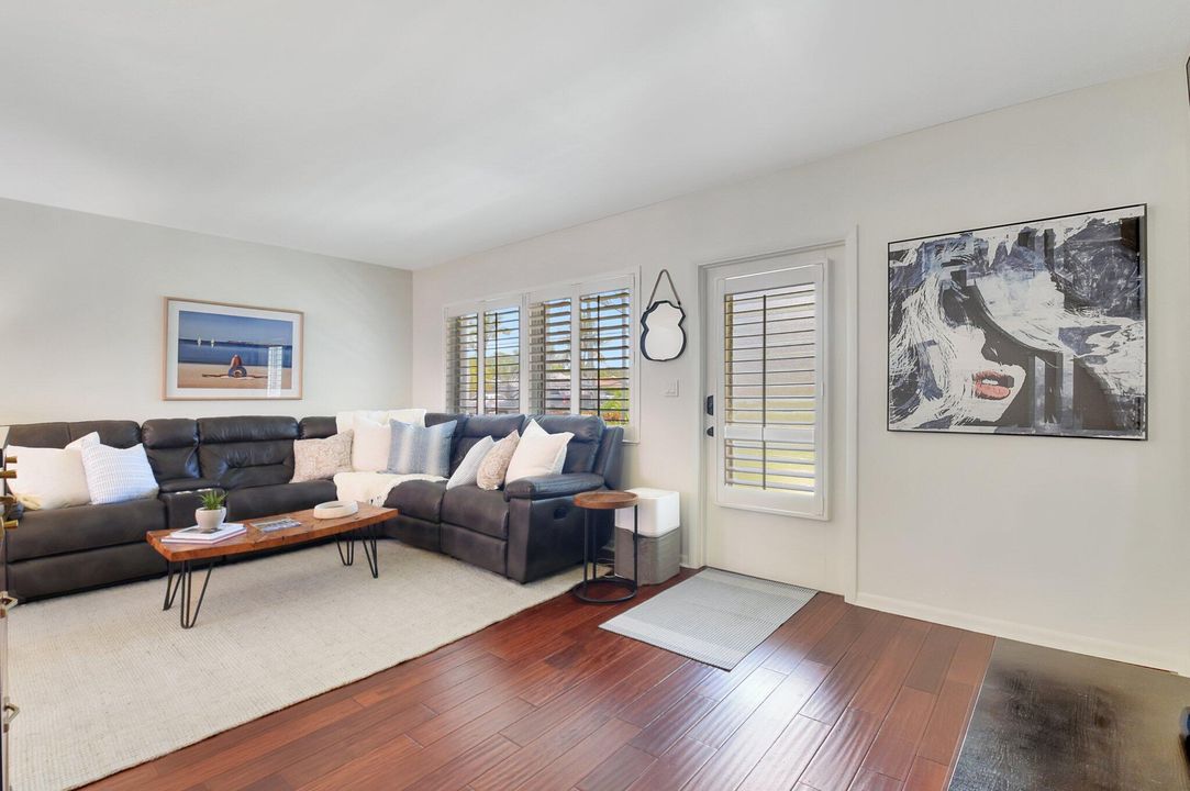 Active With Contract: $325,000 (1 beds, 1 baths, 644 Square Feet)