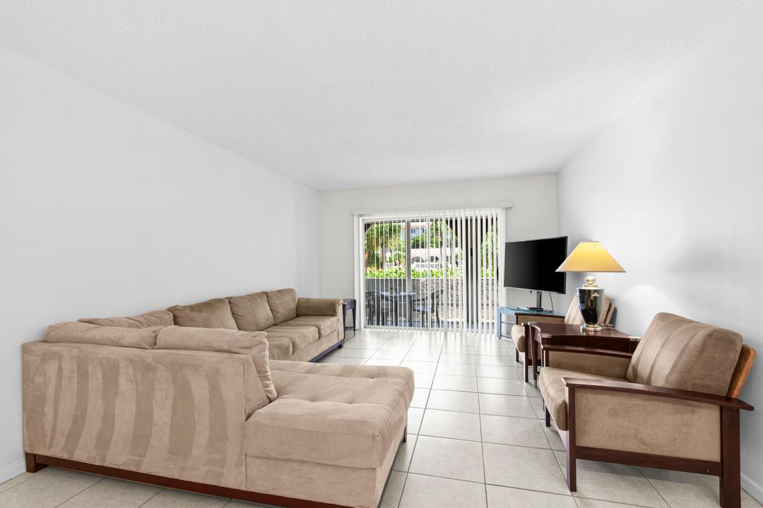 合同活跃: $169,900 (2 贝兹, 2 浴室, 1080 平方英尺)