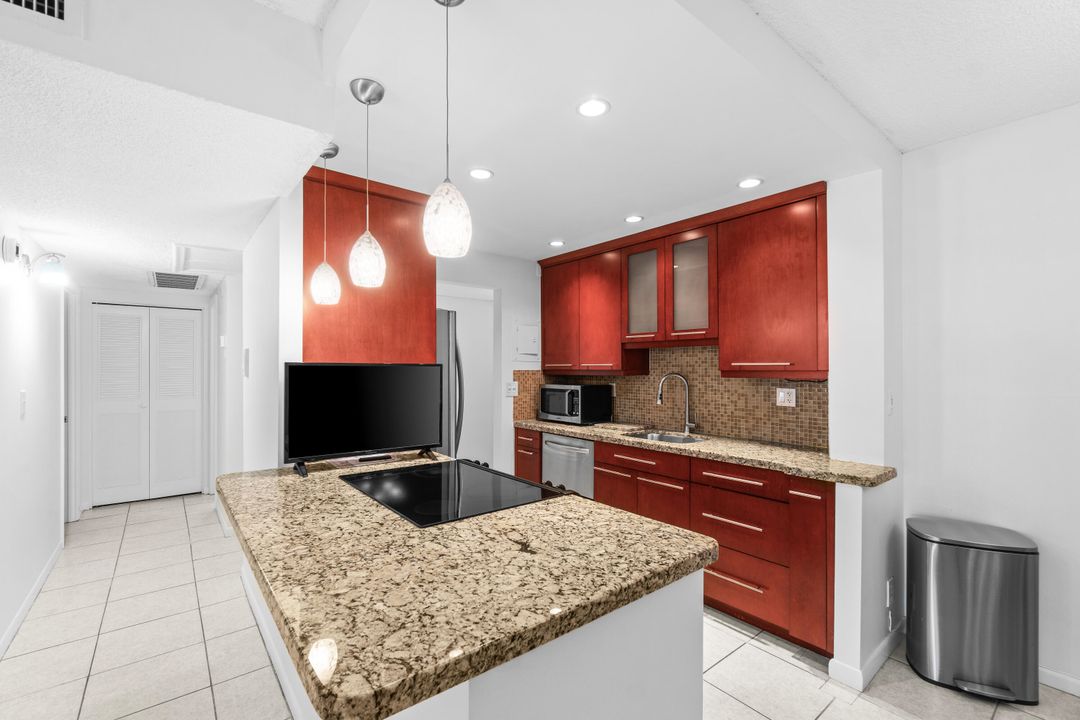 合同活跃: $169,900 (2 贝兹, 2 浴室, 1080 平方英尺)