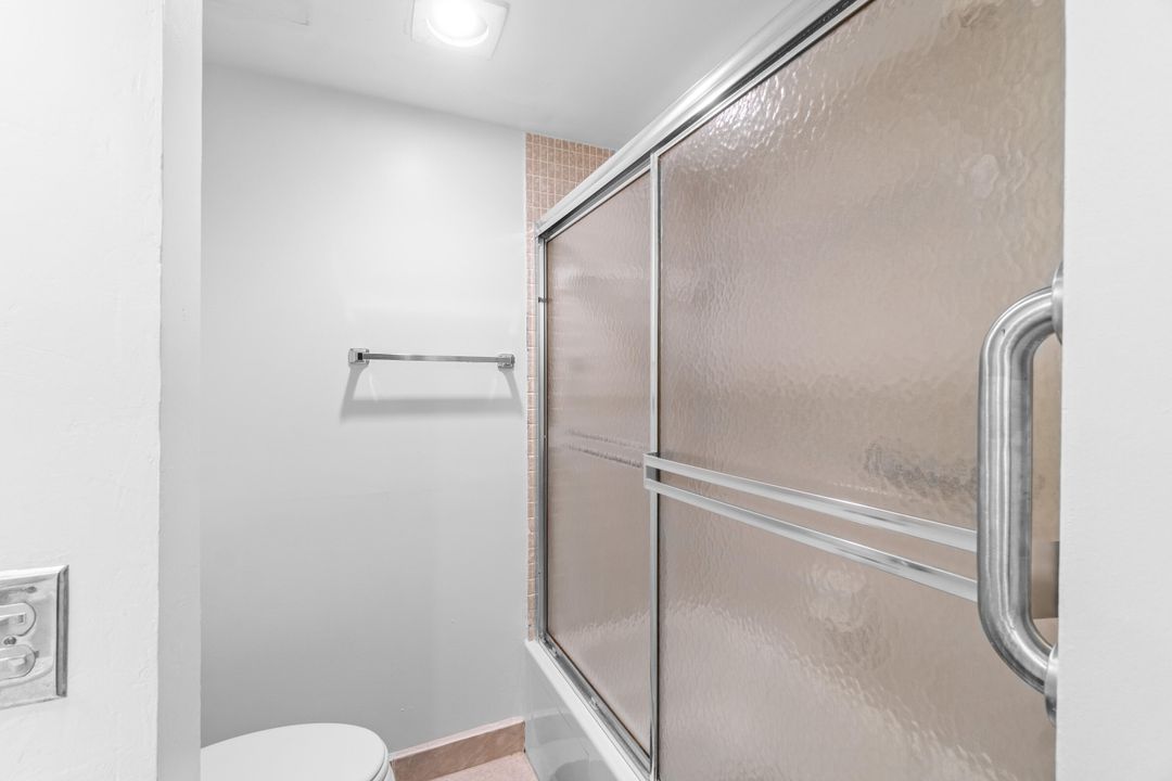 合同活跃: $169,900 (2 贝兹, 2 浴室, 1080 平方英尺)