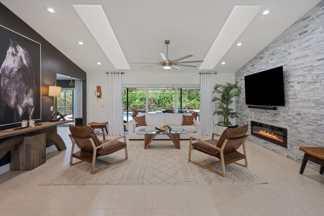 合同活跃: $1,100,000 (4 贝兹, 3 浴室, 2758 平方英尺)