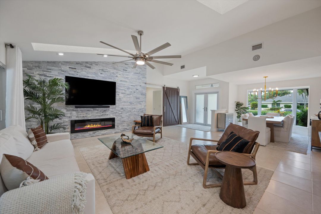 合同活跃: $1,100,000 (4 贝兹, 3 浴室, 2758 平方英尺)