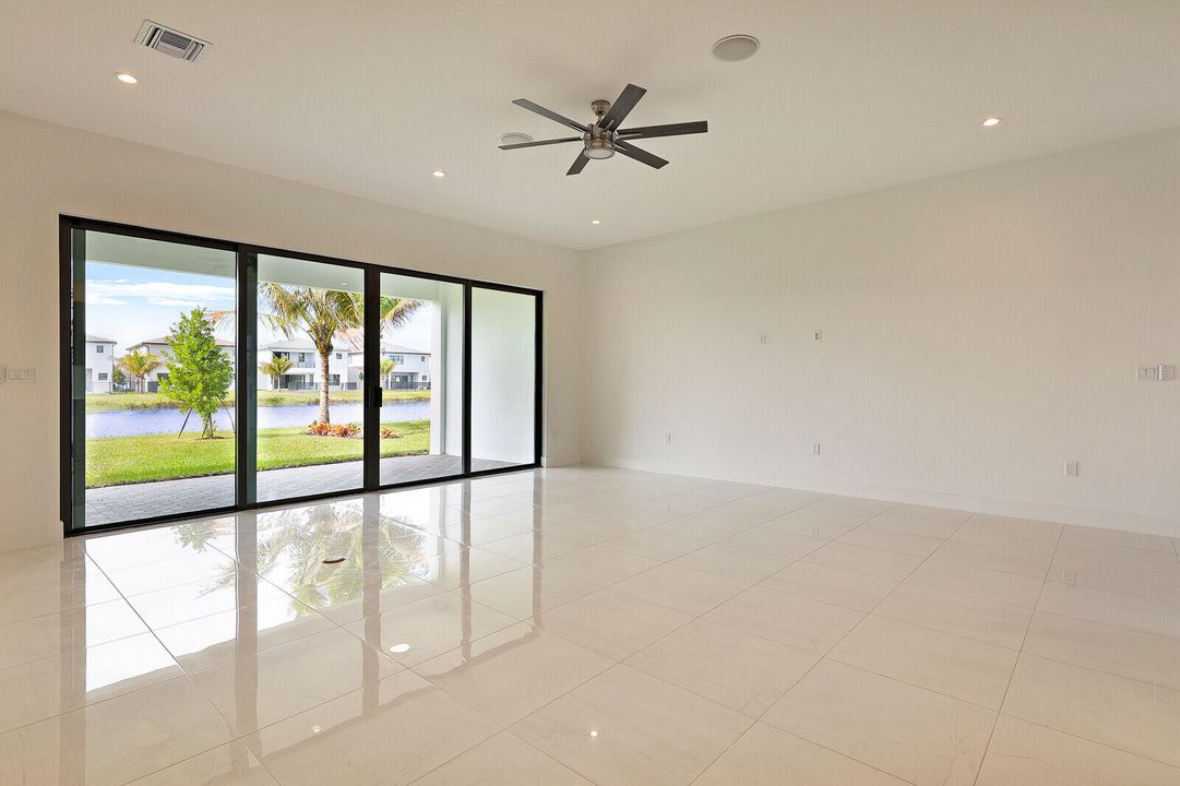 Activo con contrato: $10,500 (5 camas, 5 baños, 3687 Pies cuadrados)