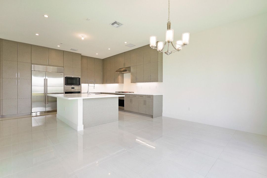 Activo con contrato: $10,500 (5 camas, 5 baños, 3687 Pies cuadrados)