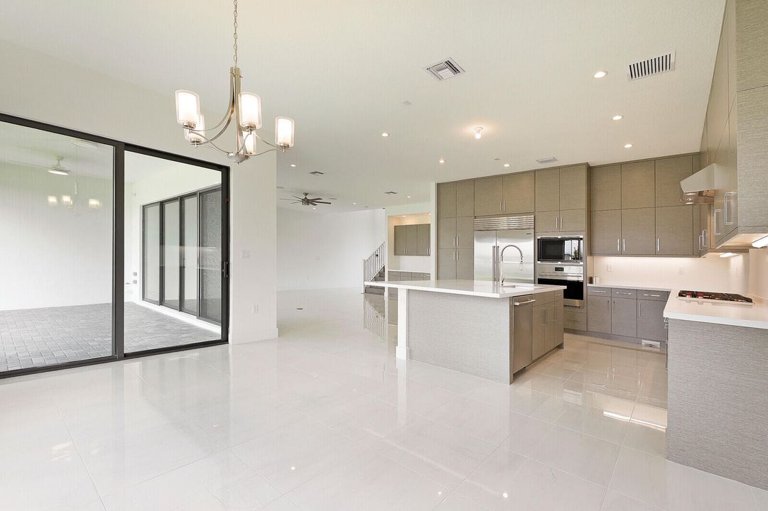 Activo con contrato: $10,500 (5 camas, 5 baños, 3687 Pies cuadrados)