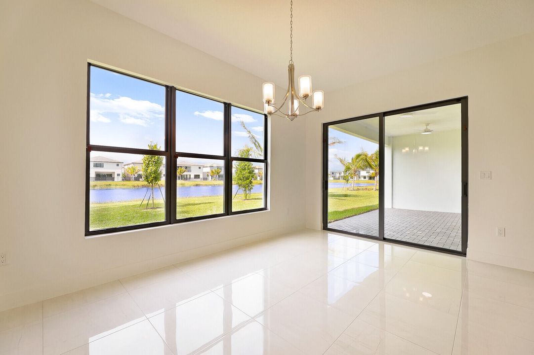 Activo con contrato: $10,500 (5 camas, 5 baños, 3687 Pies cuadrados)