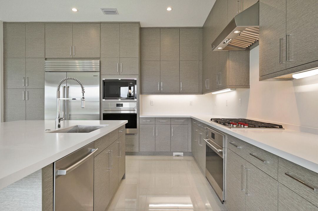 Activo con contrato: $10,500 (5 camas, 5 baños, 3687 Pies cuadrados)