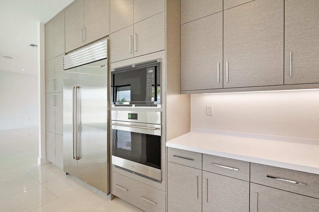 Activo con contrato: $10,500 (5 camas, 5 baños, 3687 Pies cuadrados)