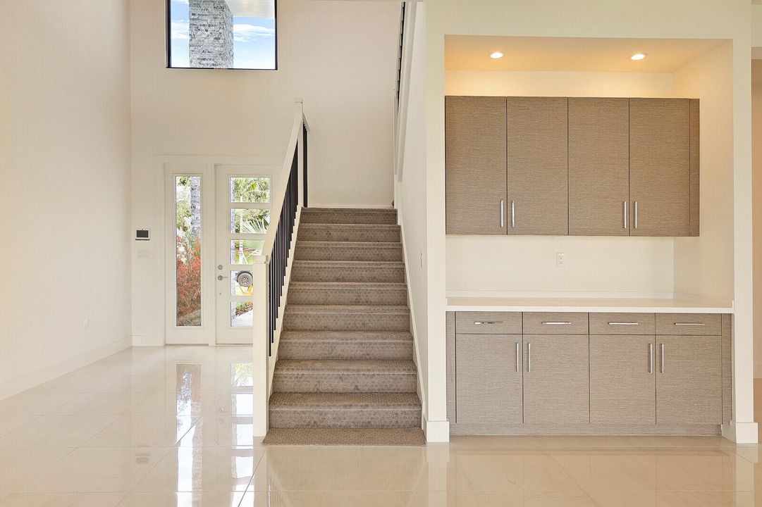 Activo con contrato: $10,500 (5 camas, 5 baños, 3687 Pies cuadrados)