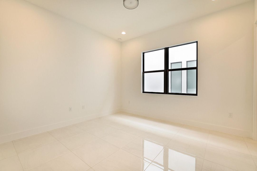 Activo con contrato: $10,500 (5 camas, 5 baños, 3687 Pies cuadrados)